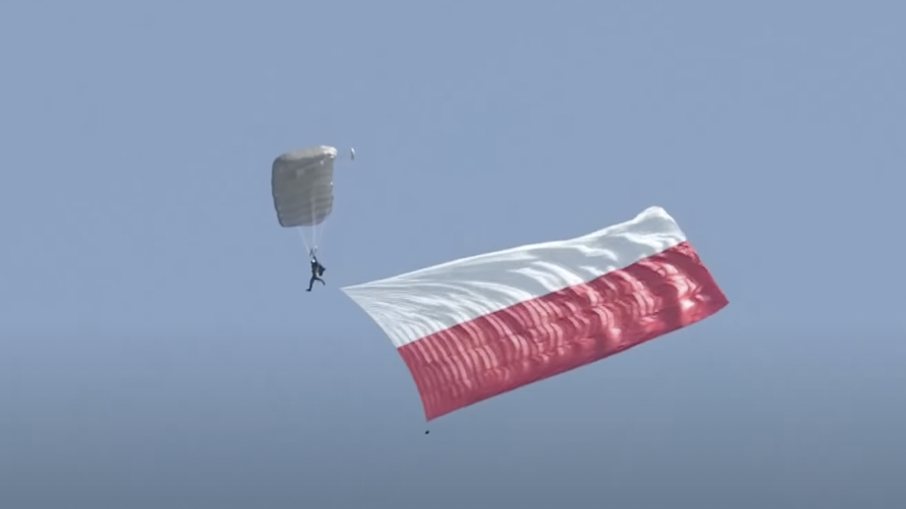 15 sierpnia – na pamiątkę zwycięskiej Bitwy Warszawskiej w 1920 r. – obchodzone jest święto Sił Zbrojnych Rzeczypospolitej Polskiej. Wygrana polskiego wojska pod wodzą Marszałka Józefa Piłsudskiego miała decydujące znaczenie dla losów wojny polsko–bolszewickiej.  Kulminacyjnym punktem obchodów Święta Wojska Polskiego była defilada „Dziękujemy za Waszą służbę”. – Dbanie o niepodległość jest dzisiaj naszym najważniejszym zadaniem – mówił Prezydent RP.