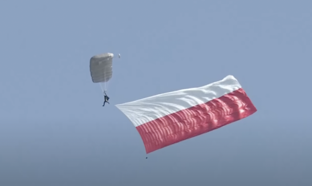 15 sierpnia – na pamiątkę zwycięskiej Bitwy Warszawskiej w 1920 r. – obchodzone jest święto Sił Zbrojnych Rzeczypospolitej Polskiej. Wygrana polskiego wojska pod wodzą Marszałka Józefa Piłsudskiego miała decydujące znaczenie dla losów wojny polsko–bolszewickiej.  Kulminacyjnym punktem obchodów Święta Wojska Polskiego była defilada „Dziękujemy za Waszą służbę”. – Dbanie o niepodległość jest dzisiaj naszym najważniejszym zadaniem – mówił Prezydent RP.
