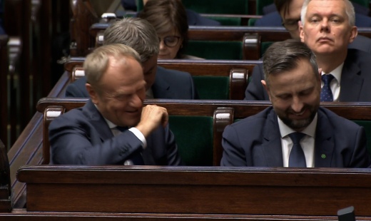 Tusk, co go tak bawi, gdy mowa o ekshumacjach 